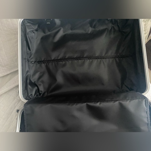 ALUMINUM CARRY ON SUITCASE - Picture 3 of 7